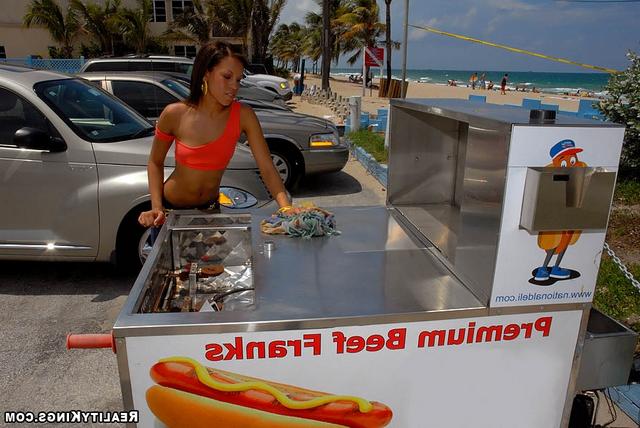Продавщица хот-догов - порно фото